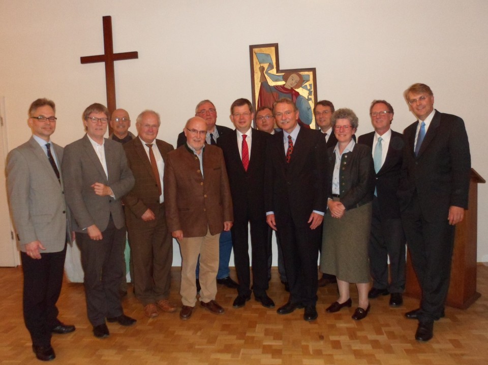 v.l.n.r. Pfarrer J. Dittrich, OLK T. Hofer, Pfarrer i.R. B. Ritter, Prof. Dr. W. Merbach, K.-M. Kuntze, Dr. U. Heuck, Landesbischof Dr. Ch. Meyns, P. F. Dietrich, J. Scharf MdL, OKR A. Steinhäuser, StS A. Keding, Pfarrer A. Weiß, OLK Dr. J. Mayer